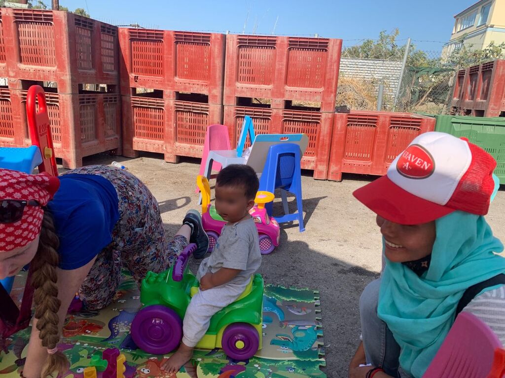 Diplomes d'idiomes i zona lúdica infantil: continua l'estiu de Sant'Egidio entre els refugiats de Lesbos